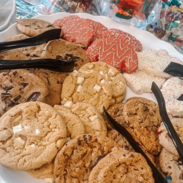 a plate of cookies